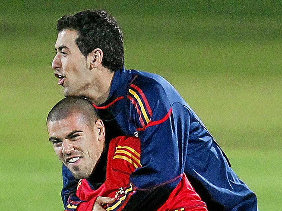 Sergio Busquets y Víctor Valdés, ayer, entrenándose.