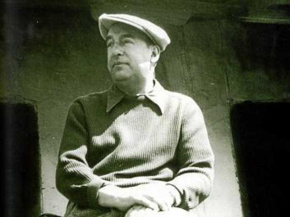 El poeta chileno Pablo Neruda en su casa de Isla Negra.
