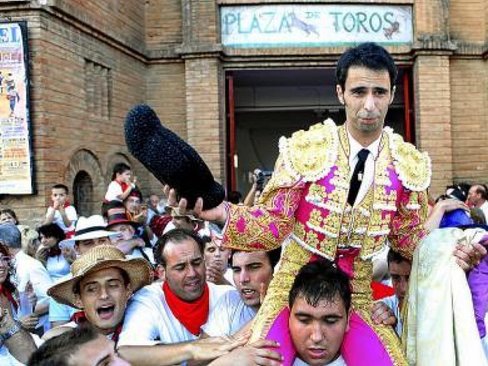 Sergio Cerezos, a hombros de sus amigos, en el día de su alternativa.