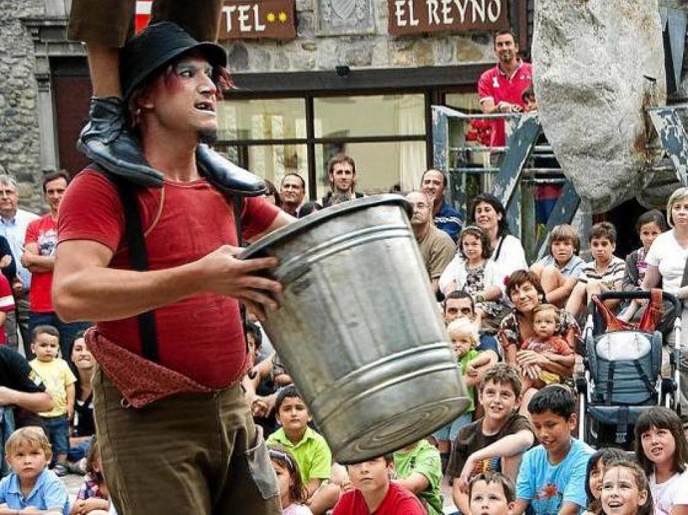 Los Caneca alegraron las calles de Sallent en la tarde del viernes.