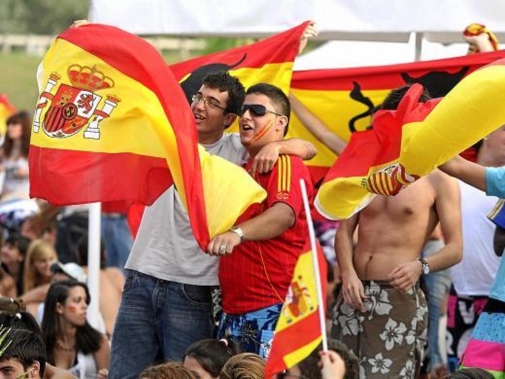 Los aficionados disfrutan de un partido de la selección en las playas del Parque del Agua.