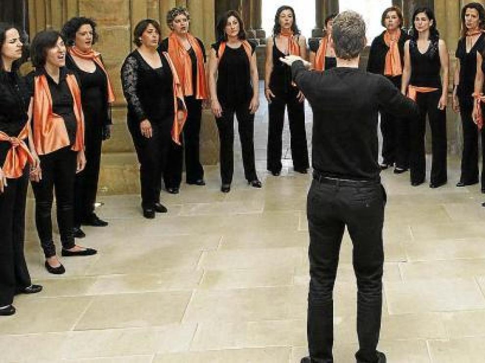 Enchiriadis estrena este viernes el ciclo veraniego "Música en el Foro", en el Museo del Foro Romano. Jorge Apodaca, de espaldas, dirige al grupo coral.