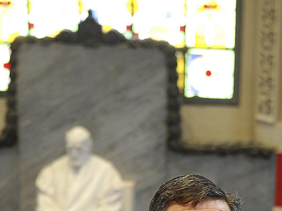 López en la escalera del Paraninfo con Ramón y Cajal al fondo.