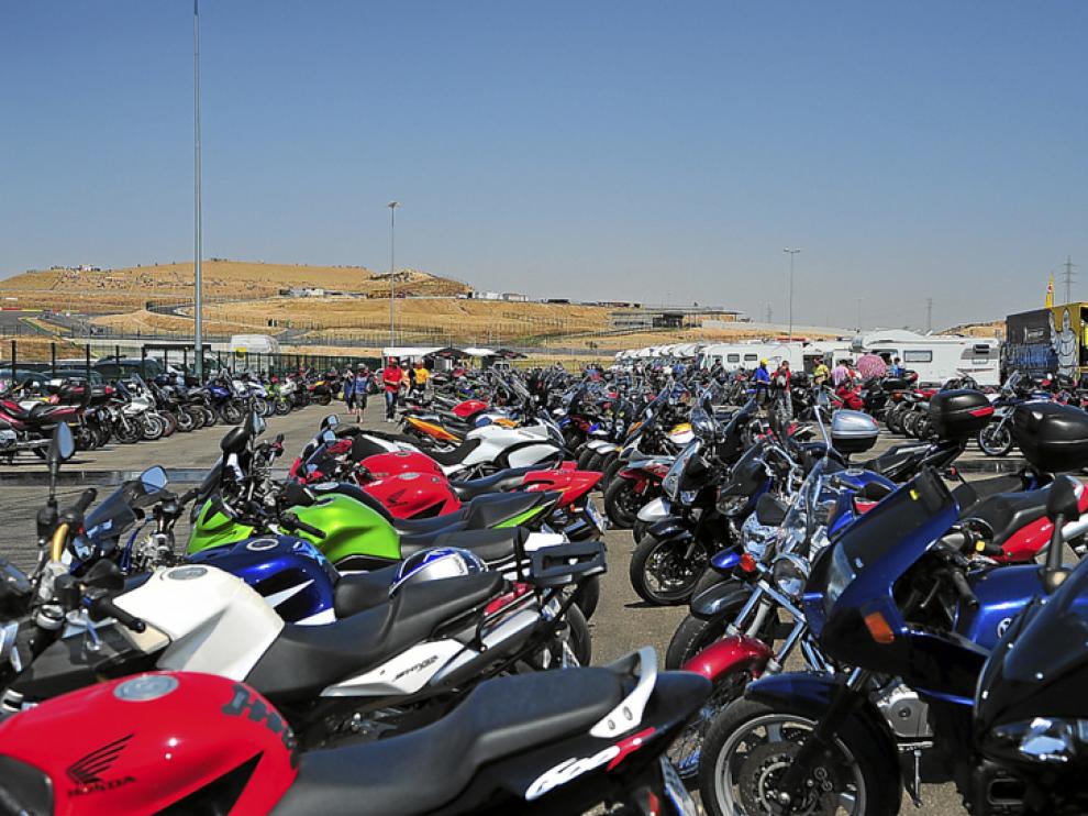 El aparcamiento de motocicletas facilitado en el mismo 'paddok', a rebosar.