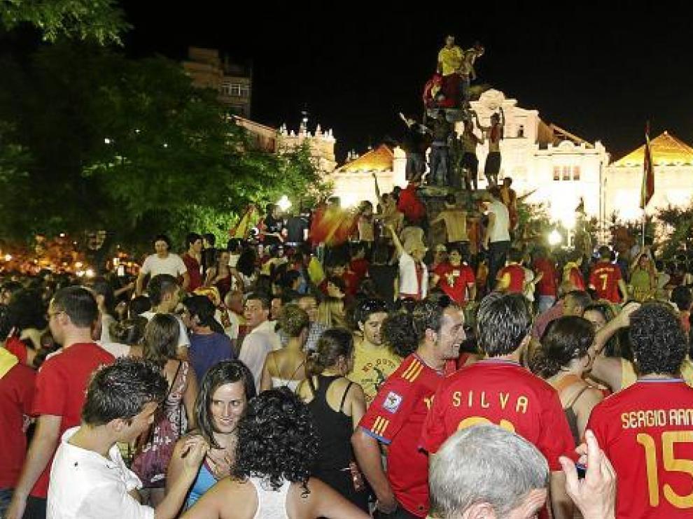 La plaza de Navarra fue el punto de encuentro para celebrar la victoria de la selección española.