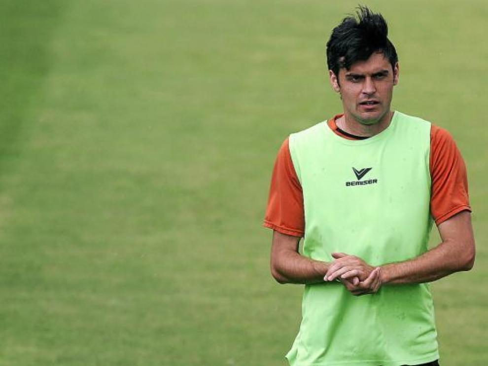 El defensa Chechu Dorado, durante un entrenamiento con el Huesca.