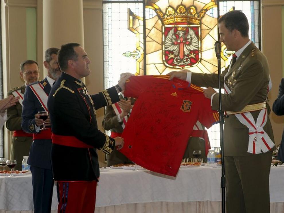 El Príncipe regala al director de la AGM una camiseta de la Selección.