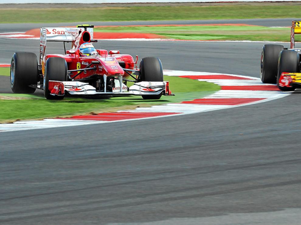 Fernando Alonso, en el momento de adelantar irregularmente a Kubica