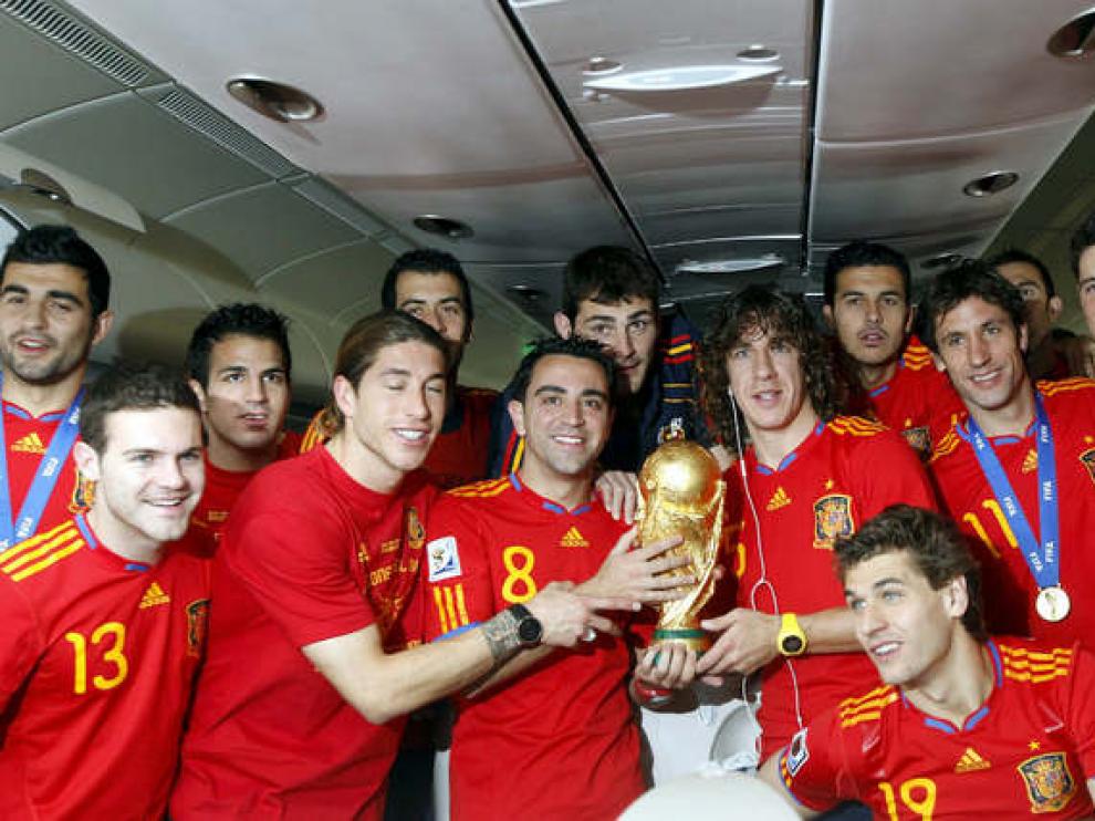 La selección posa dentro del avión.
