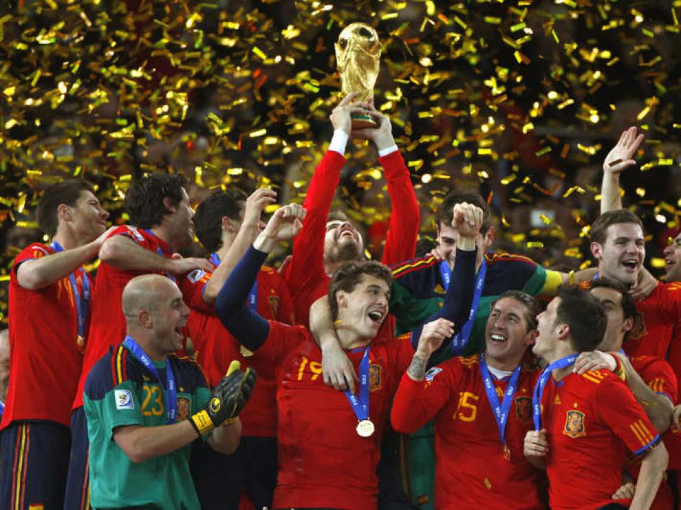 Los jugadores de la Roja, alzando la copa tras ganar el Mundial