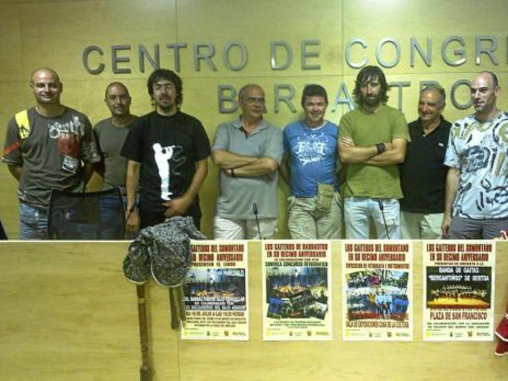 Algunos componentes del grupo en la presentación de los actos de su décimos aniversario.