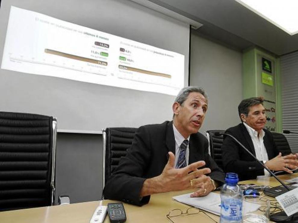 Salvador Cored (CEOS) y Ricardo Oliván (Cámara) presentaron el índice de confianza empresarial.