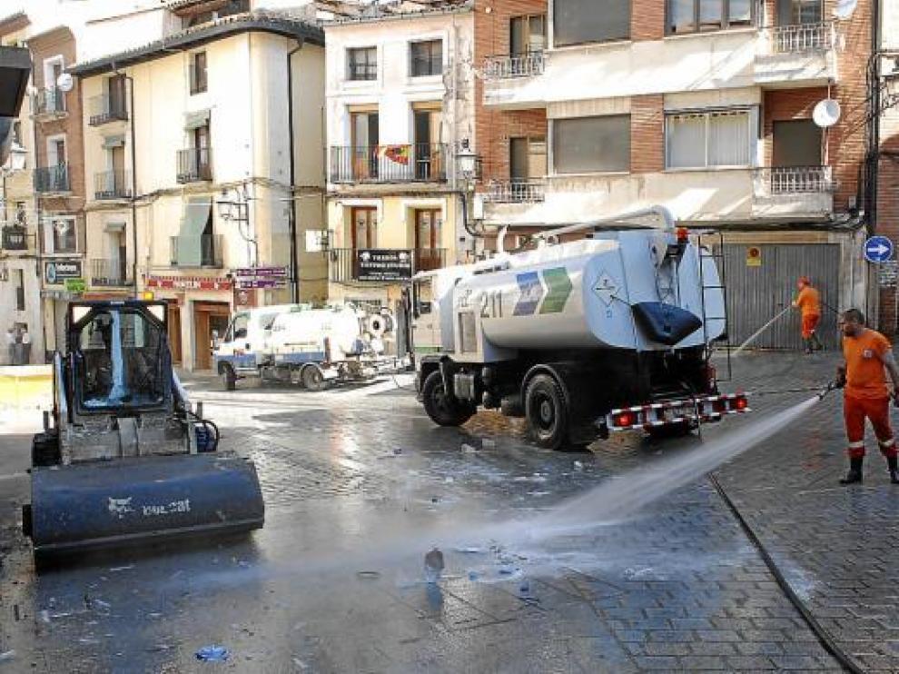 Los empleados de limpieza en plena faena, a primera hora de la mañana de ayer.