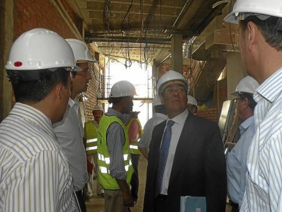 Arturo Aliaga, durante la visita a la nave que albergará los laboratorios de investigación tecnológica.