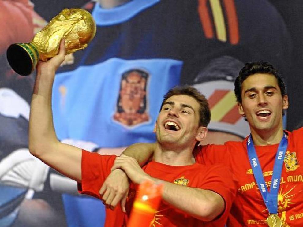 Arbeloa, junto a Casillas, celebrando el título mundial en Madrid.