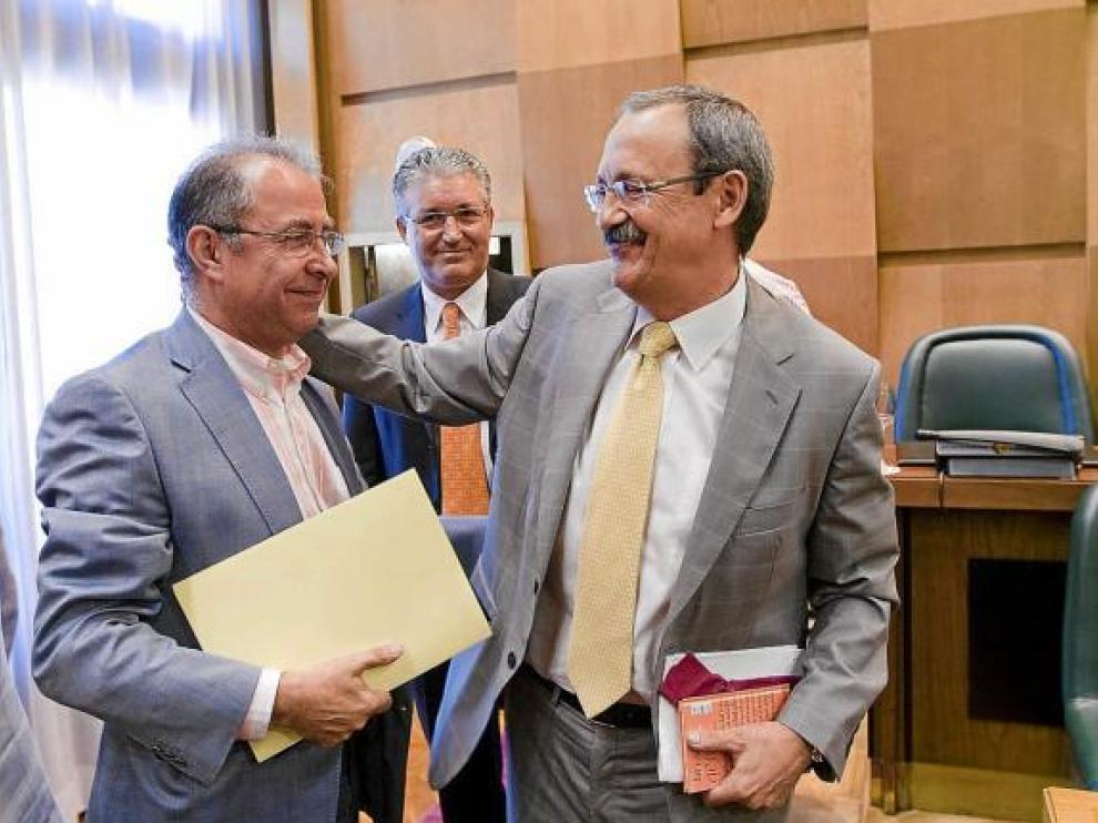Catalá, a la derecha, saludó ayer a su sucesor en el Área de Economía, Fernando Gimeno.