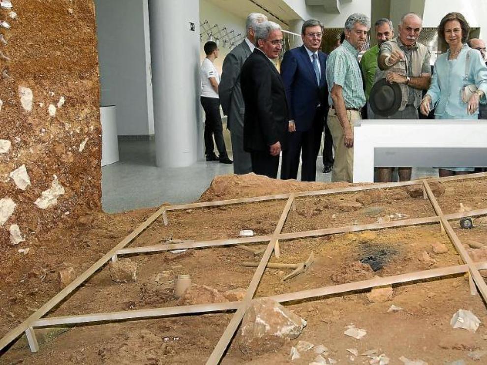 La reina Sofía atiende las explicaciones de los técnicos durante la inauguración, ayer, del Museo de la Evolución Humana en Burgos.