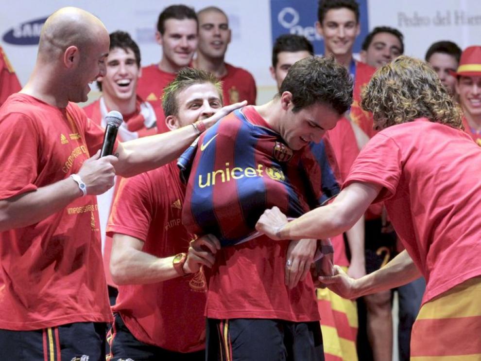 A Fábregas le pusieron la camiseta del Barcelona