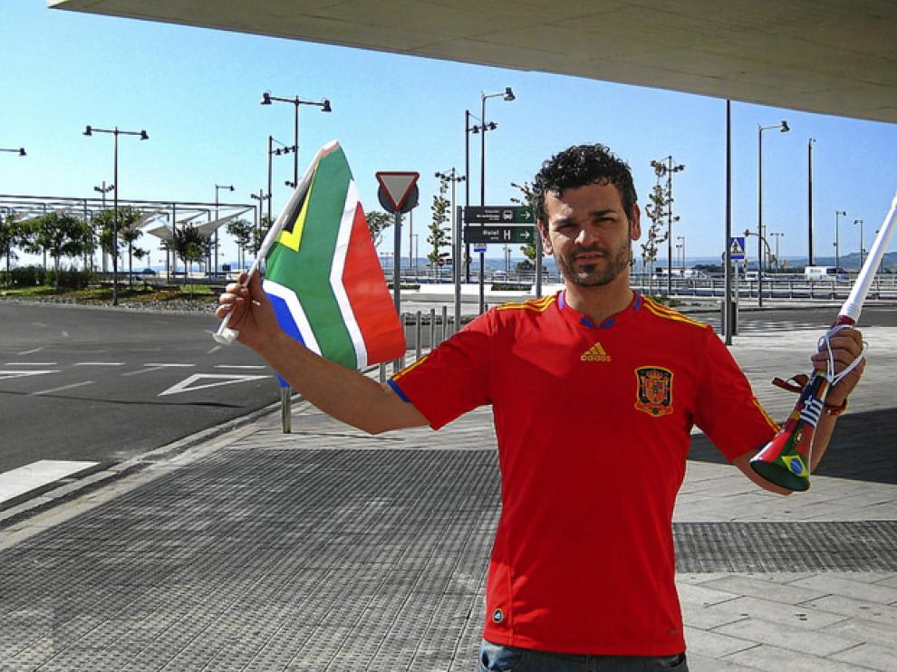 David Cebollada, con la indispensable vuvuzela y la bandera sudafricana