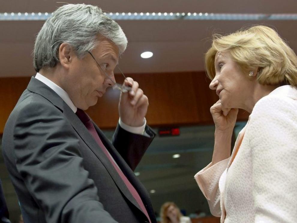 Elena Salgado charla con el ministro de Finanzas belga, Didier Reynders.