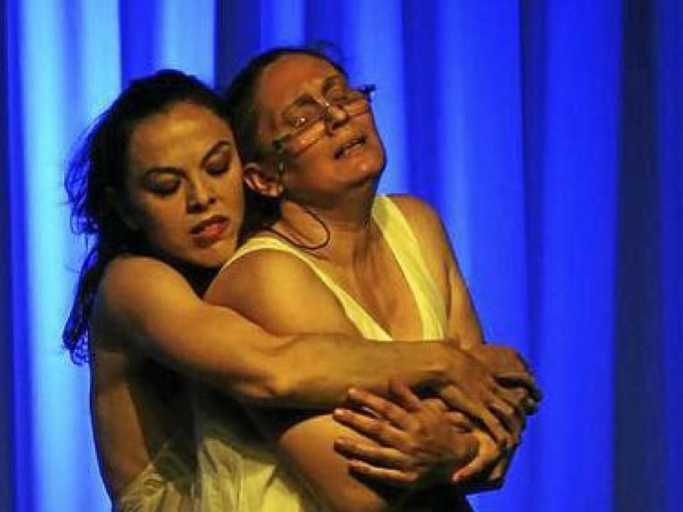 Elia Lozano (detrás) y Pilar Molinero, en 'Blanca invisible'.