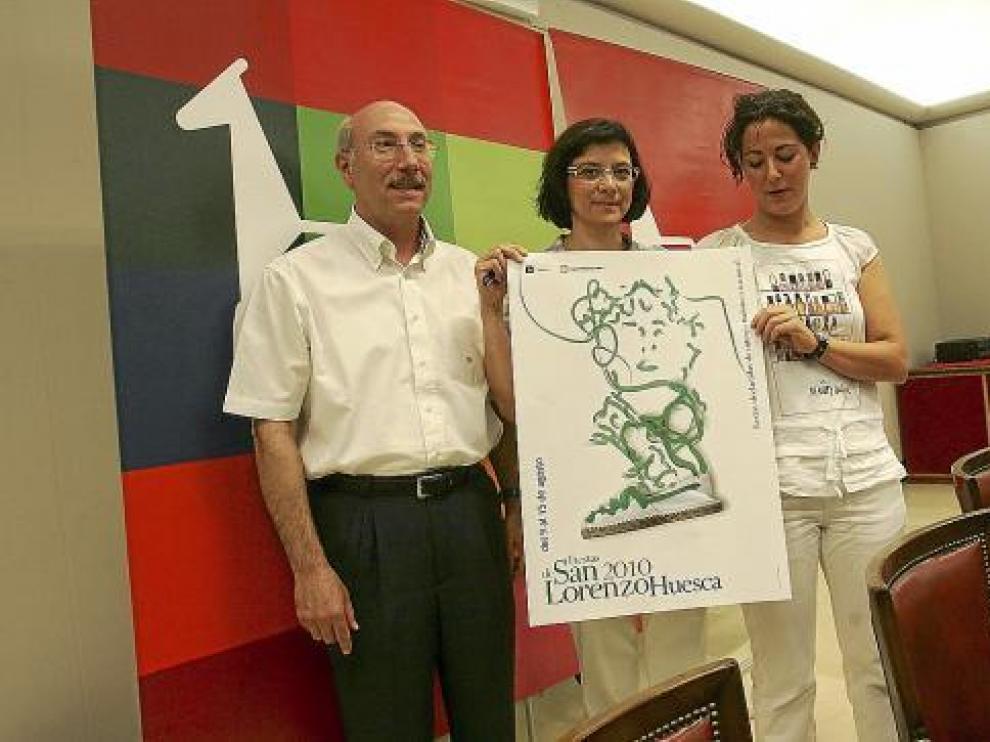 Los concejales Domingo Malo, Teresa Sas y Amalia Aso 'presumieron' de cartel de fiestas.