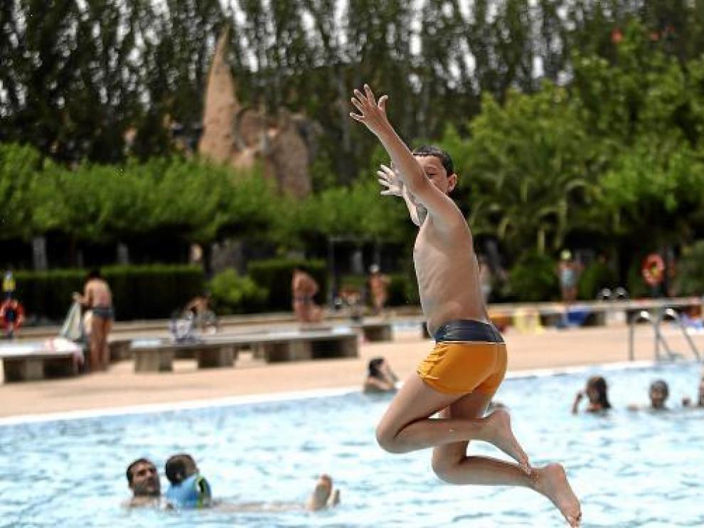 Un niño se lanzaba ayer por la mañana al agua en la piscina del Actur.