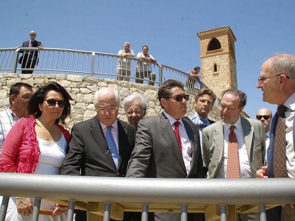 Autoridades en el mirador del Ebro, durante la inauguración.