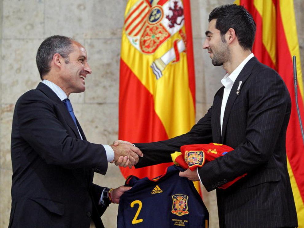 Albiol junto al presidente valenciano, Francisco Camps.