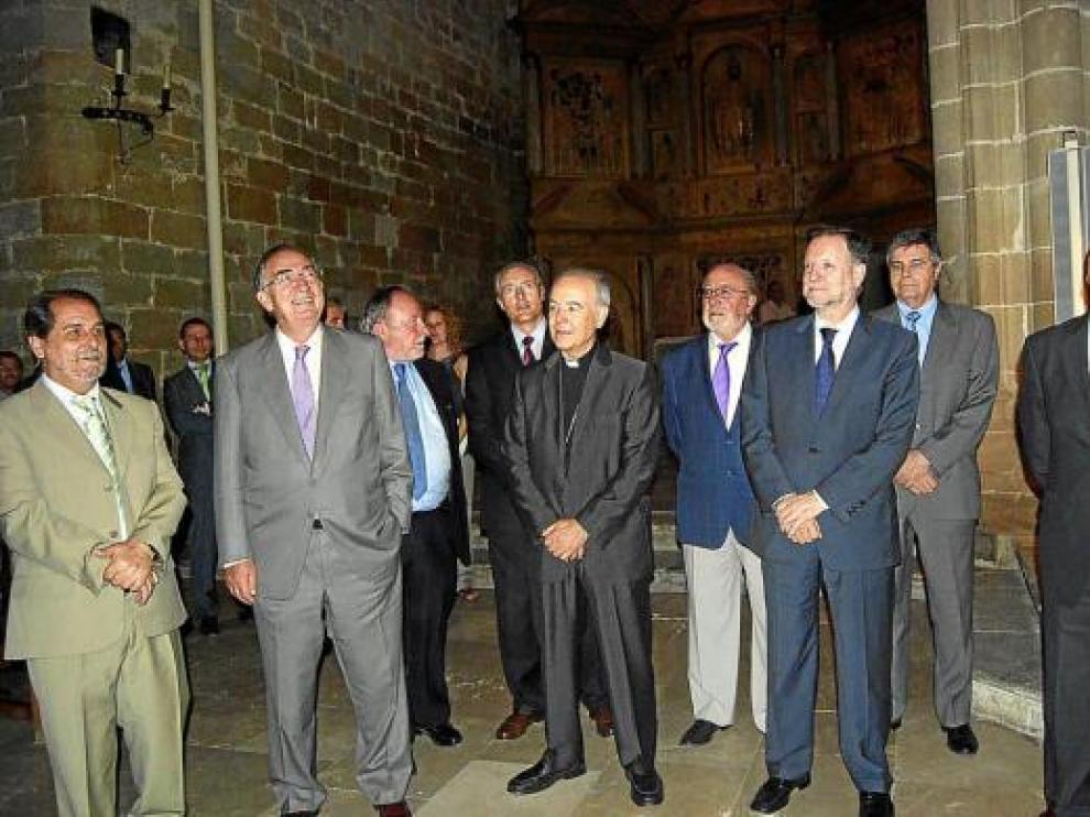Los patronos de la Fundación en la catedral de Barbastro, poco después de firmar los acuerdos.