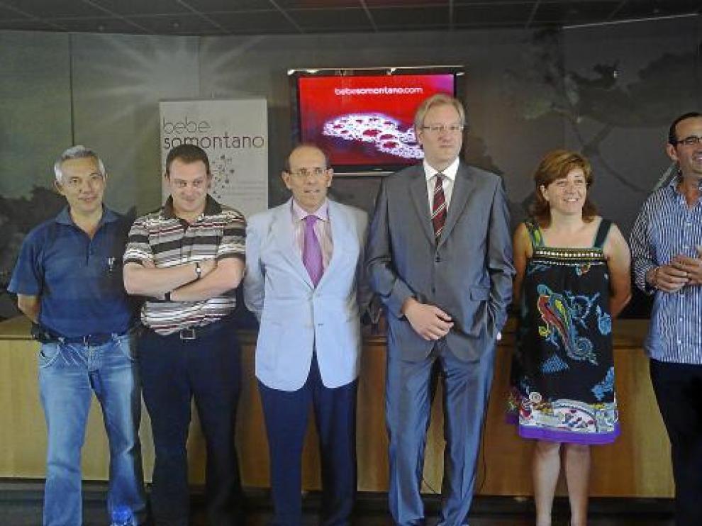 Laliena, el tercero por la derecha en la imagen, junto a varios representantes de la D. O. Somontano.