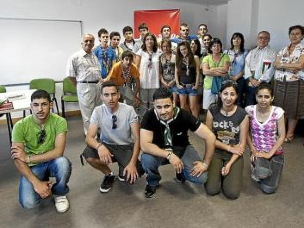 Los cinco palestinos posan junto a los 'scouts' de Villamayor.