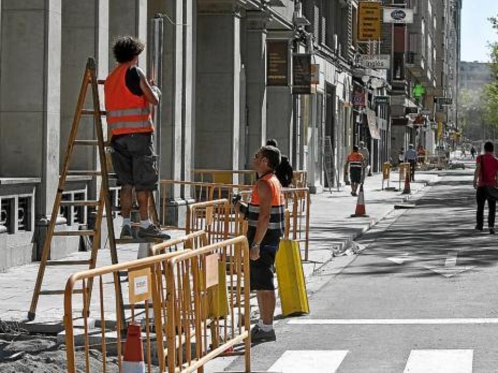 Varios operarios colocaban ayer semáforos a la altura de la plaza de Paraíso.