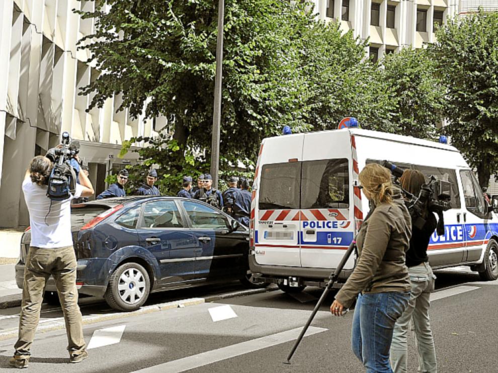 Periodistas a las puertas de la sede policial.