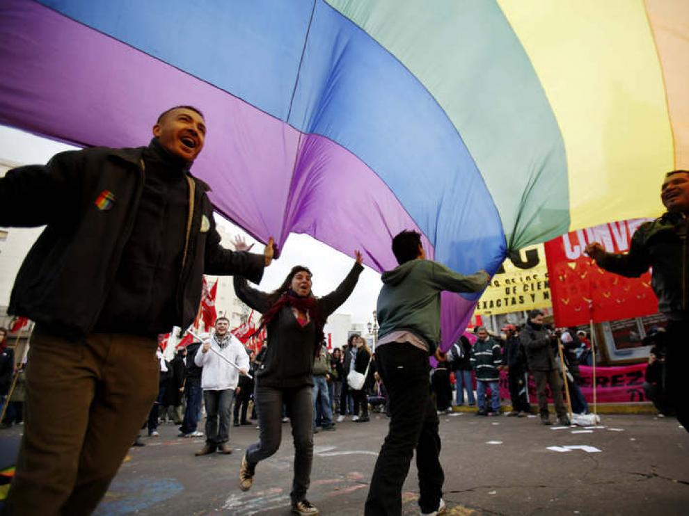 Varios manifestantes despliegan una bandera arcoiris, mostrándose a favor del matrimonio homosexual, en las calles de Buenos Aires