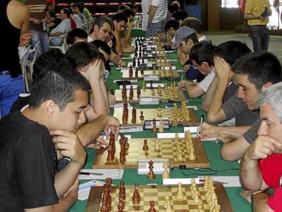 Los jugadores concentrados en sus respectivos tableros en el Open de Benasque.