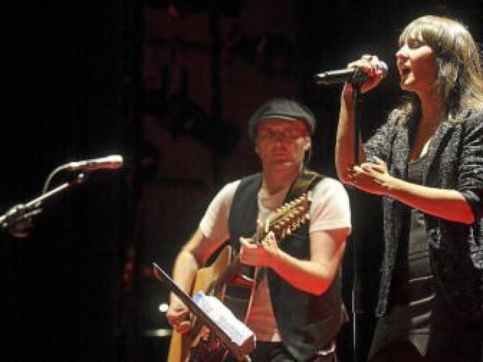 Amaral, solidarios con una niña de Tarazona, cantan hoy en Oasis.