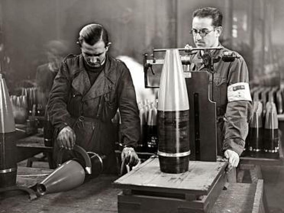 Pesado y medición de proyectiles. A la derecha, el ingeniero J. M. Tertre.
