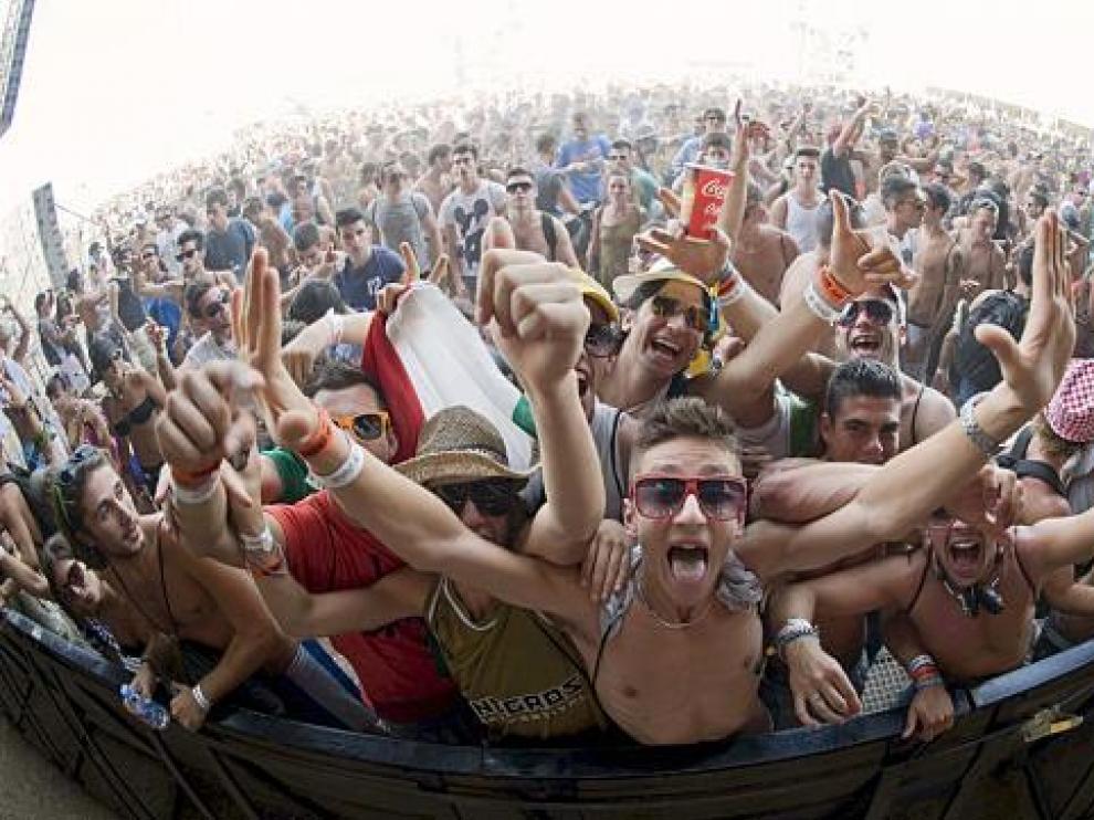 Un grupo de asistentes al Monegros Desert Festival, ayer.