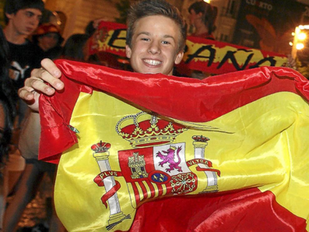 Un grupo de jóvenes celebra el triunfo de la Roja en uno de los partidos del Mundial en la plaza de España de Zaragoza.