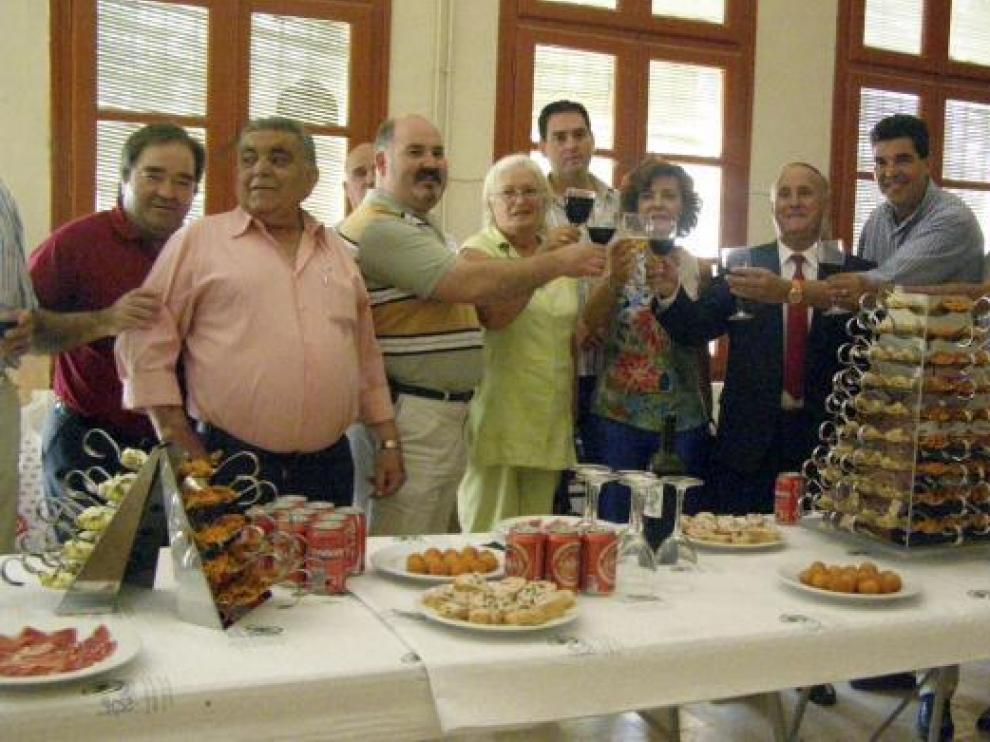 Lourdes Rubio y el alcalde de El Buste brindan con otros consejeros comarcales, alcaldes y ediles.