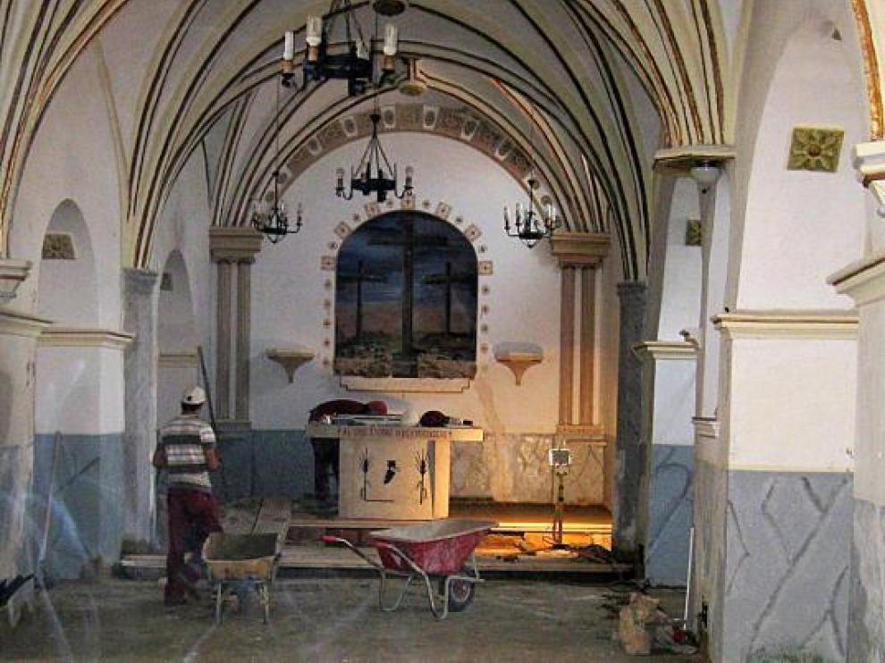 Los operarios trabajan a buen ritmo con objeto de inaugurar la iglesia en agosto.