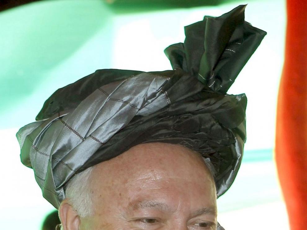 El ministro de Asuntos Exteriores ataviado con el traje tradicional afgano