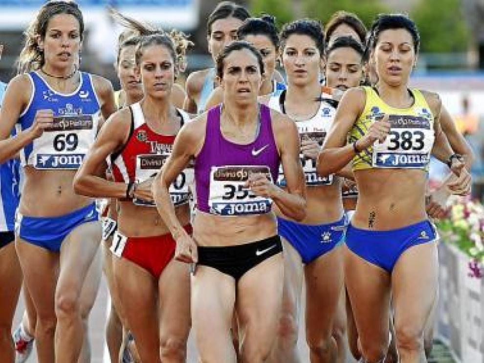 Macías, primera por la derecha, en la carrera de 1.500.