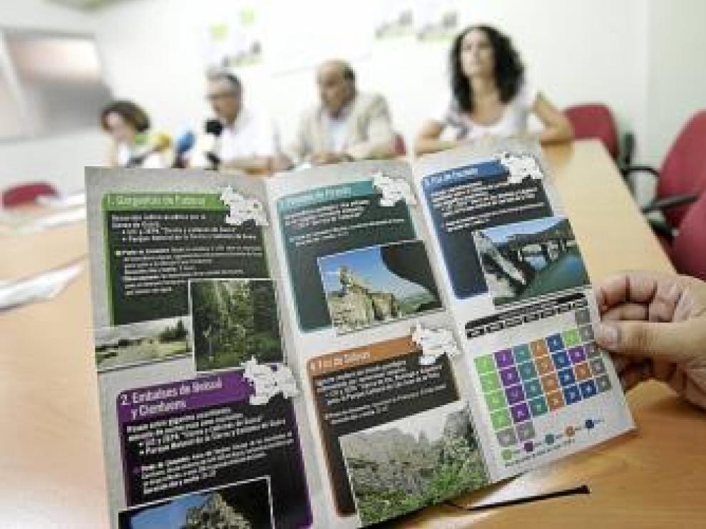 Folletos informativos resumen el recorrido de las rutas.