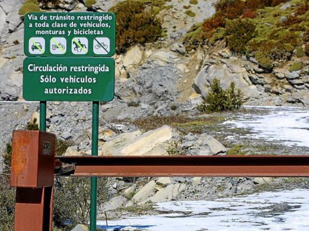 Imagen de archivo de la barrera metálica que colocó el Ayuntamiento de Fanlo en la pista de las Cutas.