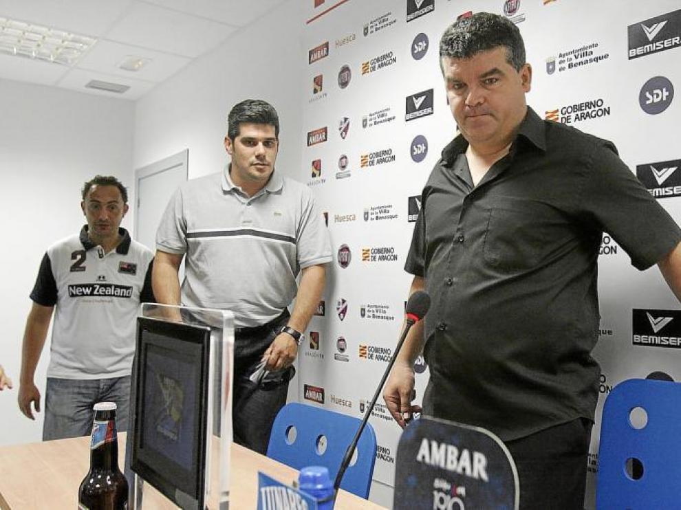 Onésimo Sánchez, a la derecha, el día de su presentación como técnico de la Sociedad Deportiva Huesca.