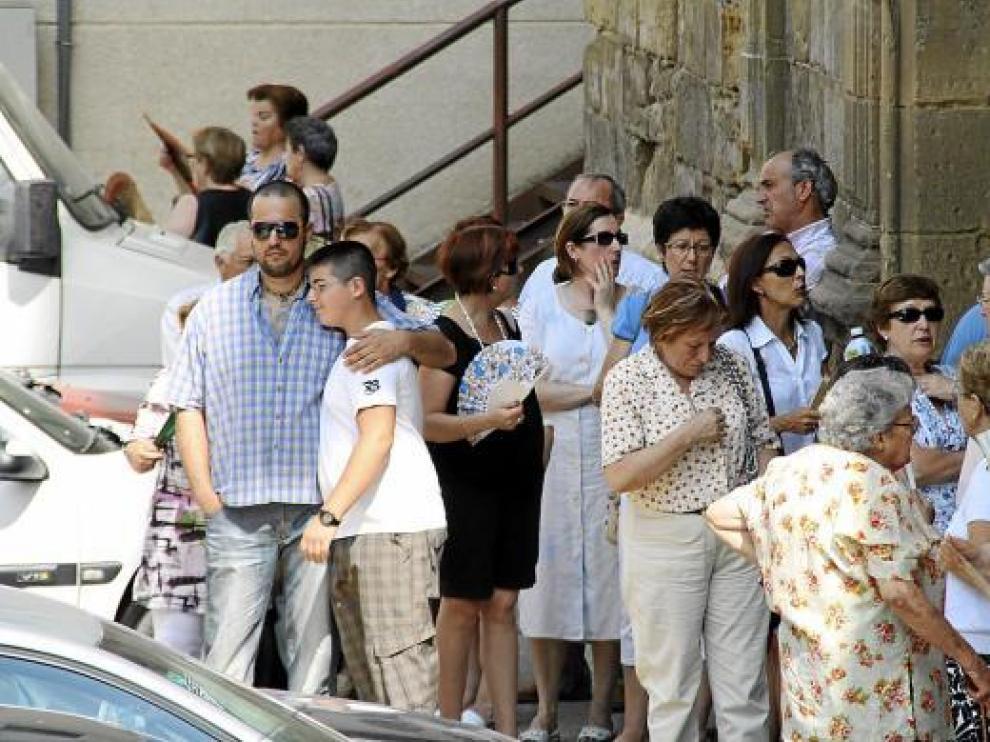 Al funeral, celebrado en la iglesia de San Francisco, acudieron cientos de familiares y amigos.