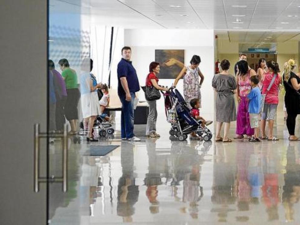 Los vecinos se acercaron durante toda la mañana al centro de salud a pedir cita o a resolver trámites.