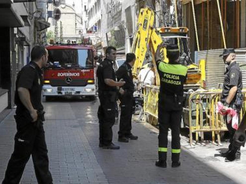 Los Bomberos y la Policía Local, ayer, durante la fuga de gas.